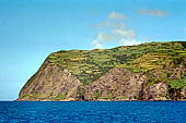 Azzorre, Isola Sao Jorge - La costa meridionale navigando verso il porto di Velas. 
